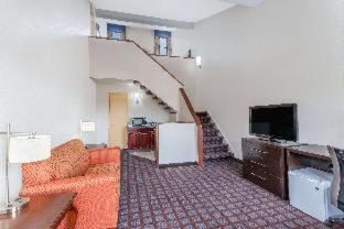 Days Inn By Wyndham Woodbury Long Island Room photo