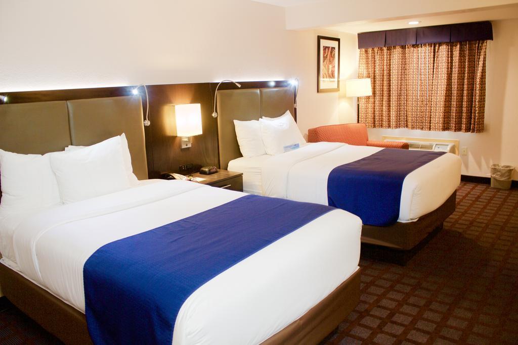 Days Inn By Wyndham Woodbury Long Island Exterior photo